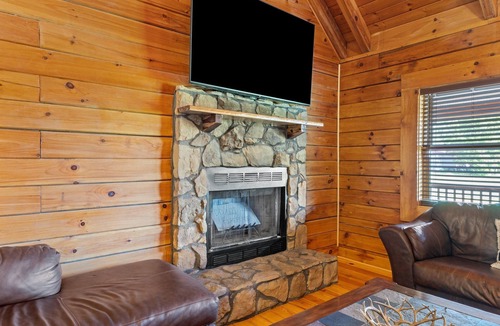 Stanton Cabin | Hot Tub & WiFi | Biggie cabin near Red River Gorge, Kentucky!