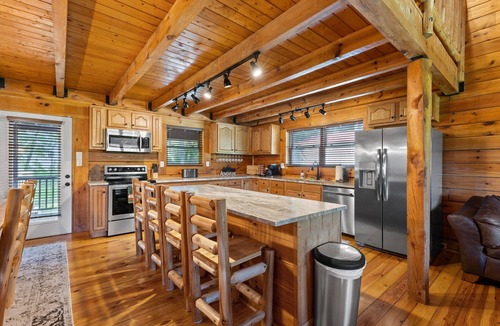 Stanton Cabin | Hot Tub & WiFi | Biggie cabin near Red River Gorge, Kentucky!