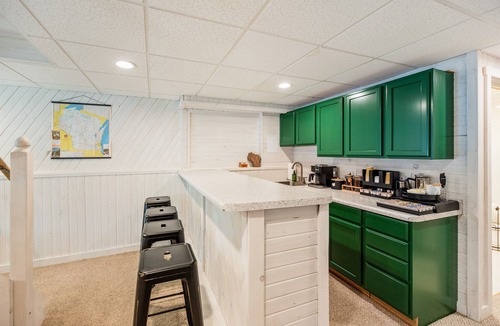 Newville House | HotTub/FirePit/Arcade Your Fall Escape Starts Here