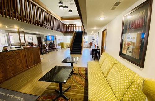 Branson Theater District Hotel | Howard Johnson by Wyndham Branson Theatre District