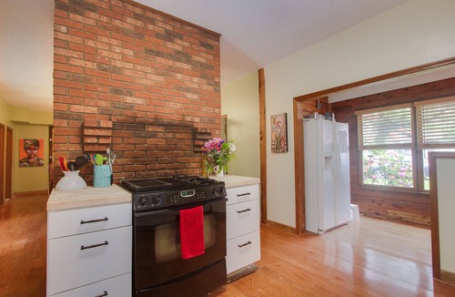 Swannanoa House | Huge 180-yr-old Farmhouse. All new amenities. 1 acre. Close to town.