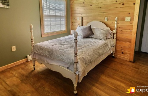 Flintstone Cabin | Huge Log Cabin Style home, 1 Acre, pet friendly, fire pit, perfect for gathering