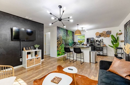 Williston House | Huge Yard, BBQ, Fire-Pit, Devils Den & Rainbow Springs, Sleeps 5, Near HITS