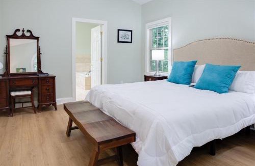 Brevard House | Hummingbird Hideaway · Hummingbird Hideaway in Connestee Falls