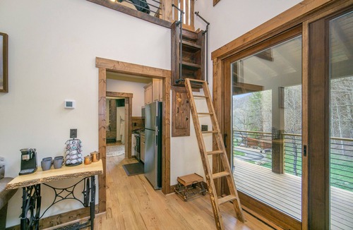Banner Elk House | Husky Hideaway - Mountain views, Pet-friendly, Wi-Fi, and King Bed.