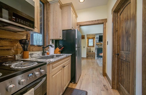 Banner Elk House | Husky Hideaway - Mountain views, Pet-friendly, Wi-Fi, and King Bed.