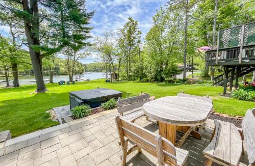 North Glade Hills House | Iconic Lakefront Cottage with Hot Tub and Dock Pet friendly