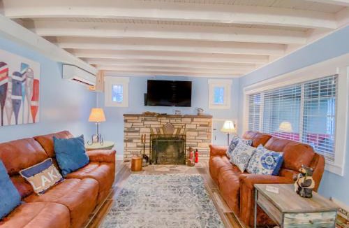 North Glade Hills House | Iconic Lakefront Cottage with Hot Tub and Dock Pet friendly