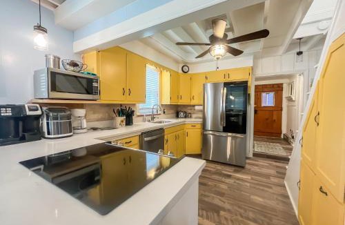 North Glade Hills House | Iconic Lakefront Cottage with Hot Tub and Dock Pet friendly