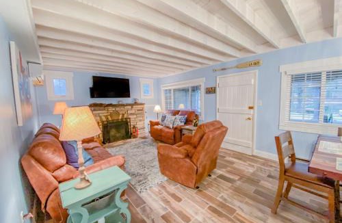 North Glade Hills House | Iconic Lakefront Cottage with Hot Tub and Dock Pet friendly