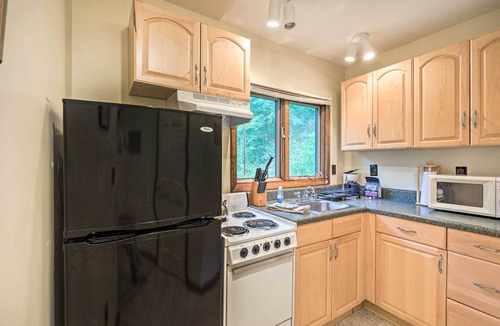 Roan Mountain Cabin | Idyllic Roan Mountain Cabin Across from Creek