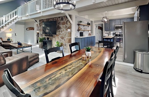 Oakland House | In The Middle | Pet-Friendly, Serene, Upgrades
