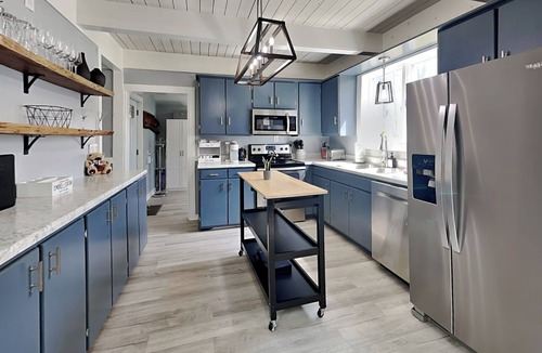 Oakland House | In The Middle | Pet-Friendly, Serene, Upgrades