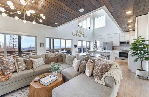 Chalet Village North Cabin | Incredible Sunrise Mountain View | Luxury Chalet