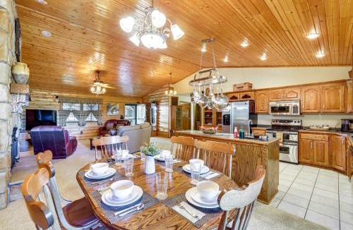 Cassville House | 'Just a Cast Away' Cassville Cabin w/Covered Deck
