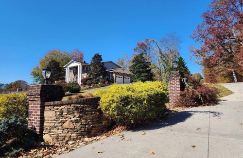 Knoxville Cottage | Kathi's Cottage by Downtown Knoxville, Sevierville, Pigeon Forge, Gatlinburg