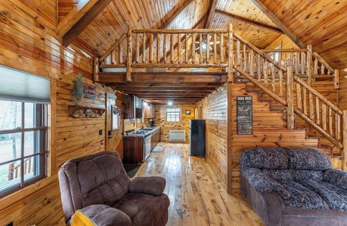 Elizaville House | Kentucky Cabin Getaway w/Loft Sleeping