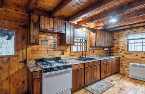 Elizaville House | Kentucky Cabin Getaway w/Loft Sleeping