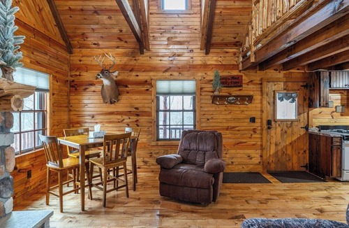 Elizaville House | Kentucky Cabin Getaway w/Loft Sleeping