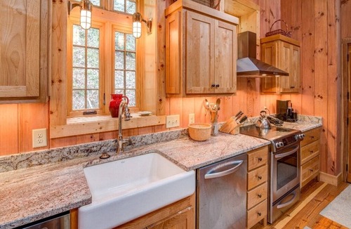 Old Fort Cottage | Kibbin | Pet-Friendly Luxury Stone Cottage on Creek