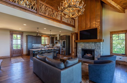 Elk Park Cabin | Kinfolk at Eagles Nest - hot tub, firepit, walk to Winery, huge sunrise and sunset views