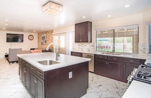 Villa Bonita Estates House | King Bed, 43" TV with a Private Bathroom