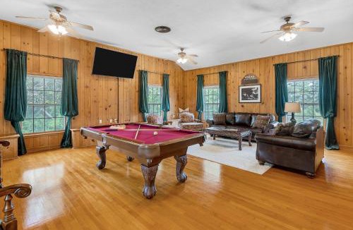 Fort Smith House | King bed! Gameroom! Super cozy-The Treasured Mist!