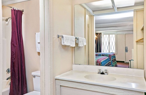 Tad Hotel | Knights Inn Charleston