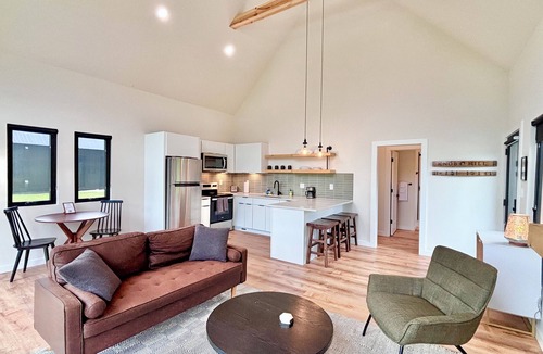 Stanton Cabin | Knob Hill at Three Suns Cabins/River/Beach/Hot Tub/Romantic