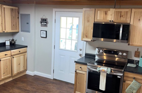 Campton House | KNOTTY ESCAPE Hikers Haven in RRG Walk to Restaurants & Shops Hot Tub