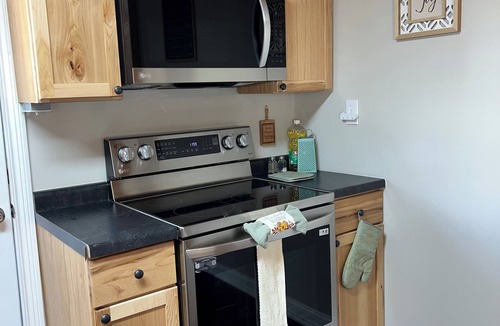 Campton House | KNOTTY ESCAPE Hikers Haven in RRG Walk to Restaurants & Shops Hot Tub