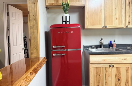 Campton House | KNOTTY ESCAPE Hikers Haven in RRG Walk to Restaurants & Shops Hot Tub