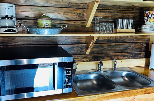 Pine Ridge Cabin | KNOTTY PINE Cozy Cabin in RRG Hot Tub Fireplace Pet Friendly