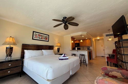 Historic Lahaina Front Street Condo | Lahaina Studio: Beachfront, Mountain View, Hot Tub