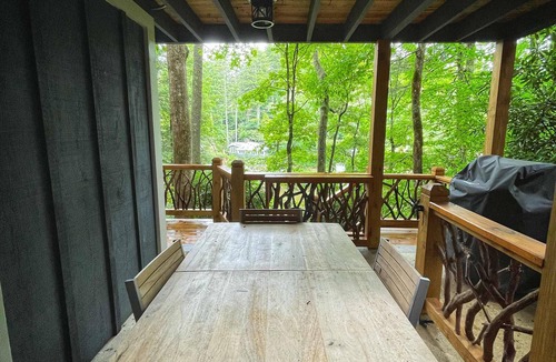 Mirror Lake Apartment | Lake Life Love: Cute 2BR Hideaway on Tranquil Mirror Lake!"