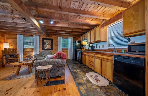 Lake Lure Cabin | Lake Lure-Beach/lakes/river/ Mountains/Private log home,kayaks, tubing,pet,canoe