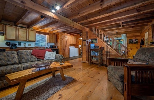 Lake Lure Cabin | Lake Lure-Beach/lakes/river/ Mountains/Private log home,kayaks, tubing,pet,canoe