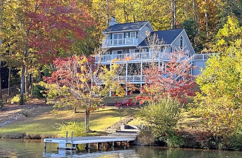 Garner Cove House | Lake Lure Lakefront-Pontoon Boat, Kayaks, SUPs, Fire Pit, Game Room