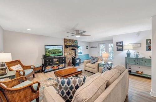 Huddleston House | Lake Reflections - Lakefront with private dock, & Fire pit