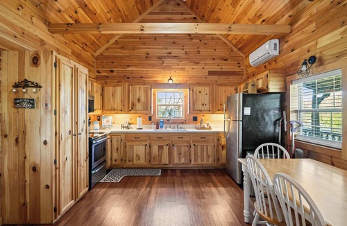 Williamstown House | Lake-Side Log Cabin, close to Ark Encounter!