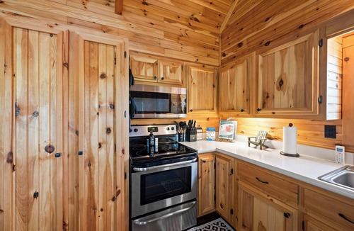 Williamstown House | Lake-Side Log Cabin, close to Ark Encounter!
