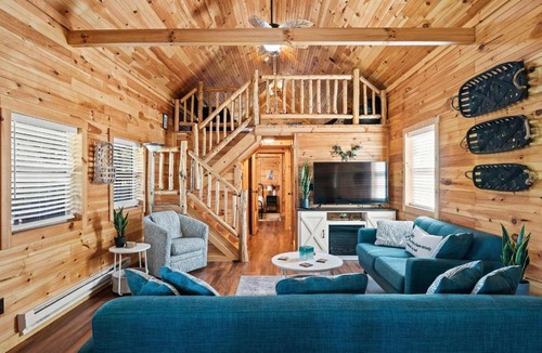 Williamstown House | Lake-Side Log Cabin close to Ark Encounter