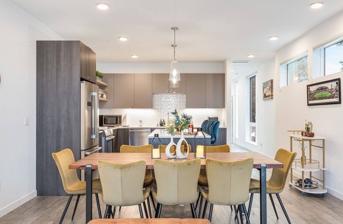 East Queen Anne House | Lake Union Rooftop, Sleeps 12, Parking & Sauna