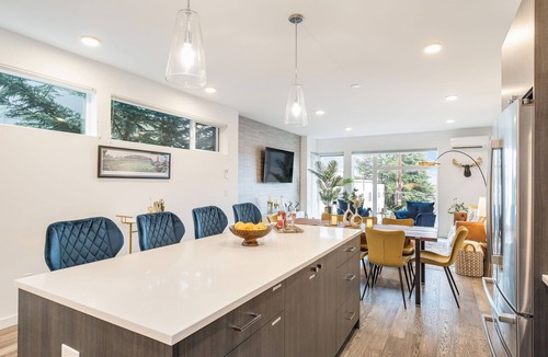 East Queen Anne House | Lake Union Rooftop, Sleeps 12, Parking & Sauna