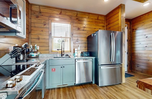 Sevierville Cabin | Lake View Cabin, Sleeps 8・Hot Tub・Rocking Chairs