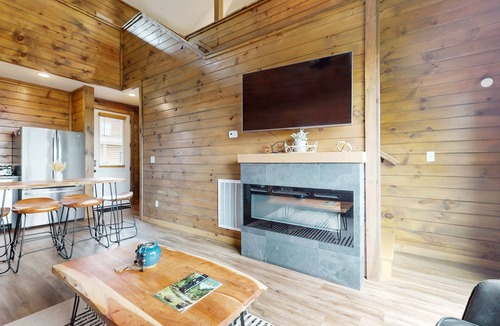 Sevierville Cabin | Lake View Cabin, Sleeps 8・Hot Tub・Rocking Chairs