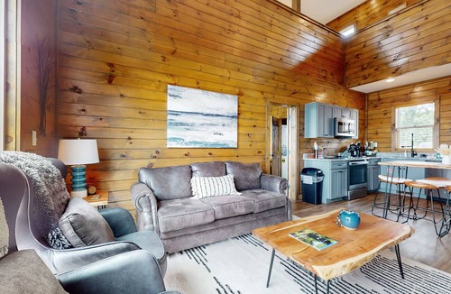 Sevierville Cabin | Lake View Cabin, Sleeps 8・Hot Tub・Rocking Chairs
