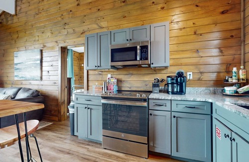 Sevierville Cabin | Lake View Cabin, Sleeps 8・Hot Tub・Rocking Chairs
