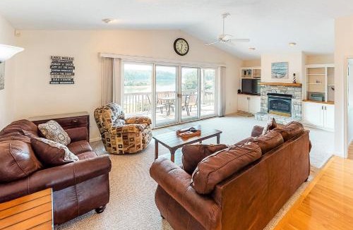 Dandridge House | Lakefront Cabin Sleeps 6 Deck Hot Tub Pool Table