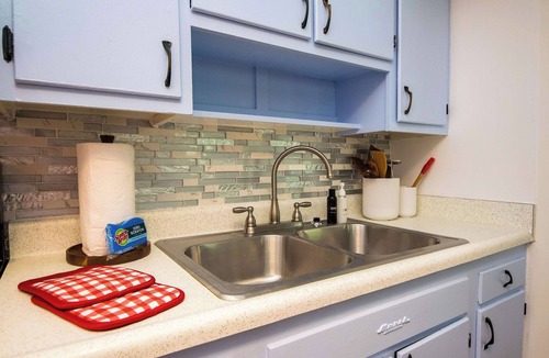 Flat Rock Condo | Lakefront Condo w/King Bed + Free Tix | Pool